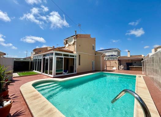 Chalet - Venta - Torrevieja - MLSC8080844