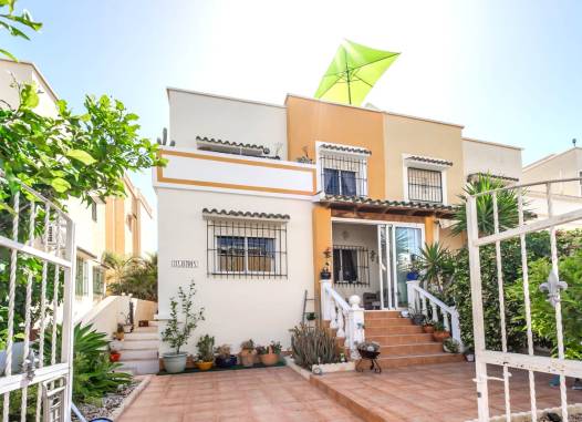 Semi Detached - Herverkoop  - Los Altos - Res Valle de los pinos