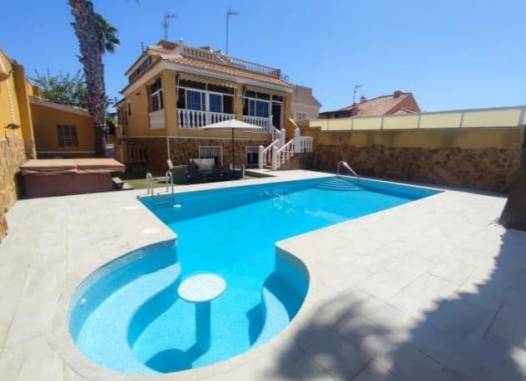 Villa - Herverkoop  - Torrevieja - Aguas Nuevas