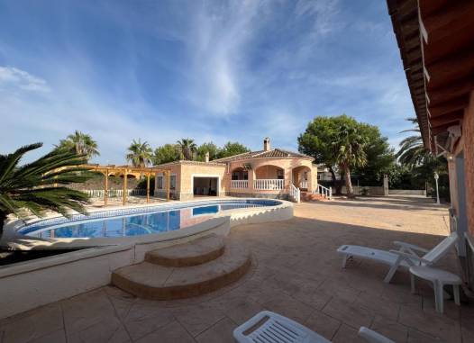 Villa - Resale - Dolores - Cmno. Escorredor